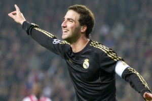 跨界合作案例频繁：品牌与战队共同创造行业价值，跨界品牌联合的前因后果研究