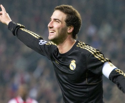 跨界合作案例频繁：品牌与战队共同创造行业价值，跨界品牌联合的前因后果研究